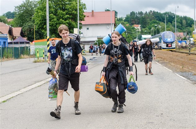 PÍJEZD. Vtina metalových fanouk pijela do Vizovic vlakem.