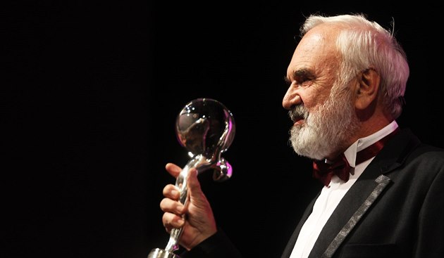 V roce 2014 převzal Zdeněk Svěrák na MFF v Karlových Varech Cenu prezidenta festivalu za přínos české kinematografii. V roce 2014 převzal Zdeněk Svěrák na MFF v Karlových Varech Cenu prezidenta festivalu za přínos české kinematografii.