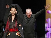 Zpvaka Conchita Wurst a nvrh Jean Paul Gaultier na jeho pehldce Haute...