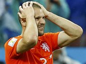 Nizozemsk obrnce Ron Vlaar se chyt za hlavu, prv nedal penaltu v...