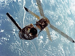 Orbitální stanice Skylab na oběžné dráze kolem Země s připojeným astronomickým...