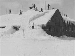 Lyai na stee zasnen Lun boudy kolem roku 1925 (pohlednice)