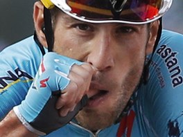 GESTO V CLI. Vincenzo Nibali po vtzstv v dest etap Tour de France. 