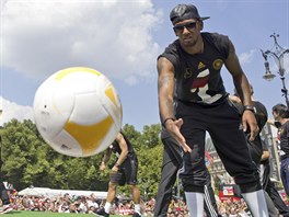 NA PAMTKU. Nmeck obrnce Jerome Boateng hz fanoukm m na pamtku.