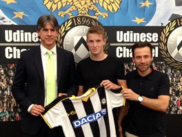 Talentovan Jakub Jankto pzuje s dresem Udinese Calcio. Vpravo hrv manaer...