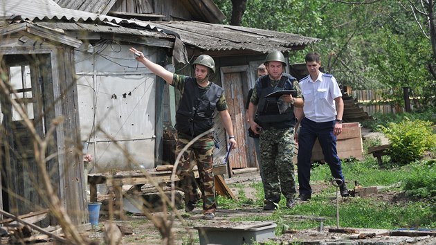 Rut specialist vyetuj explozi ukrajinskho grantu v ruskm msteku Donck (13. ervence 2014)