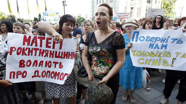 Ped prezidentskm palcem v Kyjev demonstrovaly matky a ptelkyn ukrajinskch vojk. Poadovaly, aby vlda jejich hochm pomohla. (15. ervence 2014)