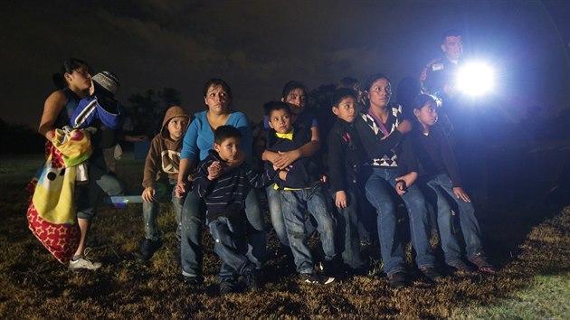 Skupina malch uprchlk z Hondurasu a Salvadoru, kter za texaskou hranic zadreli amerit pohraninci (12. ervna 2014)