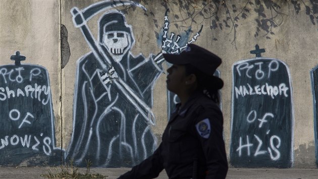 Ilopango, Salvador. Graffiti ve tvrti ovldan gangem Mara Salvatrucha (14. dubna 2014)