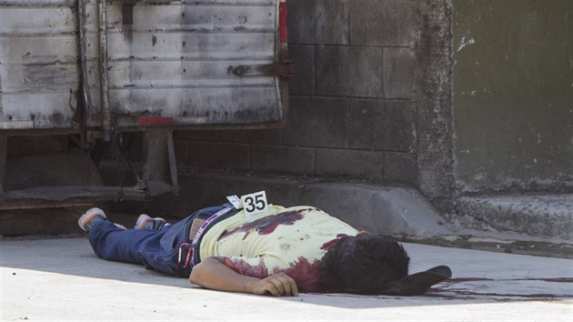 Dti z jejich domov a vyhn krveprolit rozpoutan drogovmi gangy. Snmek pochz z Santiago Texacuangos v Salvadoru. (13. dubna 2014)