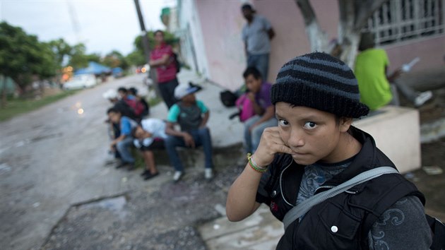 trnctilet dvka z Guatemaly ek v mexickm stt Chiapas na vlak, kter ji odveze ble k hranicm USA (19. ervna 2014)