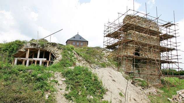 V Bochov ve tvrtek oficiln zaala obnova a rekonstrukce zceniny hradu Hartentejn. Vpravo torzo dochovan sti hradebnho opevnn.
