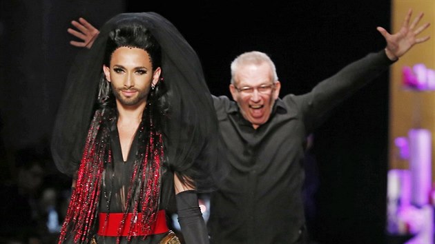 Zpvaka Conchita Wurst a nvrh Jean Paul Gaultier na jeho pehldce Haute Couture: podzim - zima 2014/2015