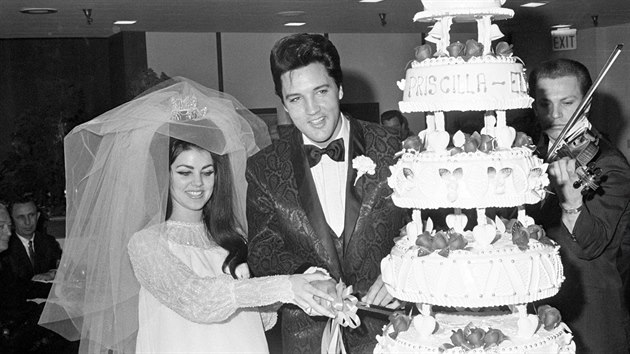 Obstojnch rozmr doshl i dort, kter na prvnho mje roku 1967 spolen krjeli novomanel Elvis a Priscilla Presleyovi. Svtov proslul zpvk a o deset let mlad hereka si tehdy objednali estipatrov kousek, kter by dnes stl v pepotu asi 450 tisc korun.