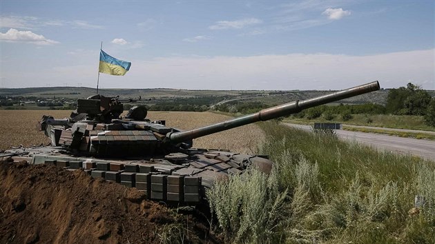 Ukrajinsk tank pobl msta Kosantynivka (10. ervence 2014).