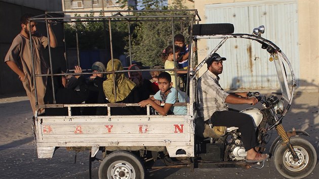Palestinci oput sv domovy v Rafhu pot, co Izrael zahjil pozemn ofenzivu (18. ervence 2014).