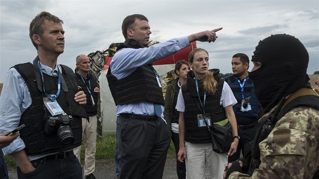 lenov tmu OBSE hovo s proruskmi separatisty na mst pdu malajsijskho letadla (18. ervence 2014).