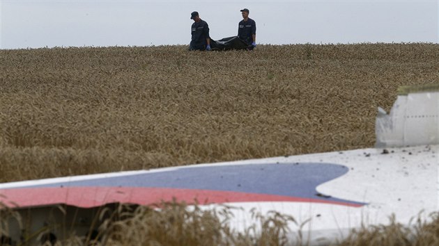 lenov sloky ukrajinskho ministerstva pro mimodn udlosti odnej tlo obti leteck katastrofy (19. ervence 2014).