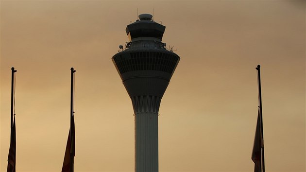 Vlajky jsou staeny na pl erdi na mezinrodnm letiti v Kuala Lumpur (19. ervence 2014).