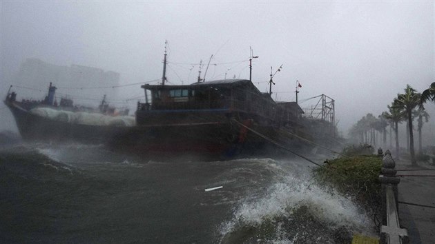 Velk vlny zpsoben tajfunem Rammasun ve mst Chaj Kchou na ostrov Chaj Nan (19. ervence 2014).