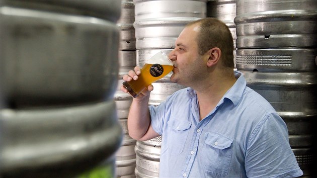 Pivovarnk Marek Vvra zaal ve Frdlantu opt vait pivo.