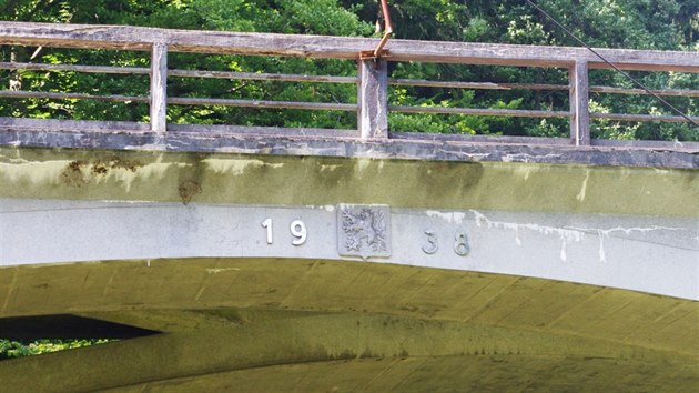 Most, kter soused se splovskou hydroelektrrnou, vznikal v neklidn dob pedvlenho vzept let 1936 a 1938.