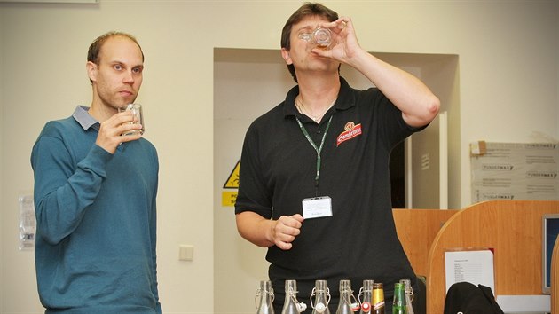 Sldek Gambrinusu (vpravo) pi kadodenn rutinn. Ji Fusek kotuje vzorky piv a hodnot destky parametr. Pivo k sndani si povinn kad den dopv zhruba tucet lid.
