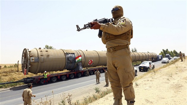 Pslunci kurdskch milic str pevoz nadmrnho nkladu mcho do rafinerie v Irblu (14. ervence 2014).