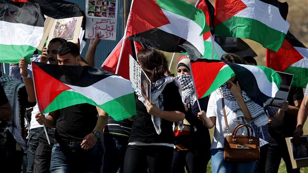 Palestinci demonstruj u msta Nbulus na Zpadnm behu proti nletm izraelsk armdy na Psmo Gazy (16. ervence 2014).