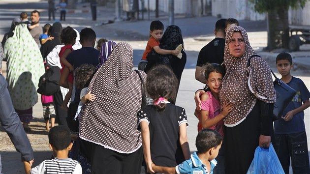 Lid opoutj sv domovy v sousedstv msta Gaza pot, co ped dalmi nlety varovala shozenm letk izraelsk armda (16. ervence 2014).
