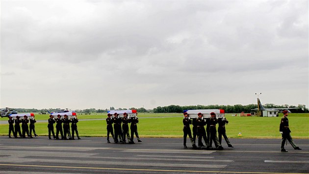 Ostatky ty eskch vojk, kte padli v ter v Afghnistnu, dorazily na vojensk letit v Kbelch. (10. ervence 2014)