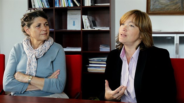 Mstopedsedkyn idovsk obce v Praze Eva Lorencov (vlevo) a editelka Centra sociln pe Hagibor Elena Jaroevsk.
