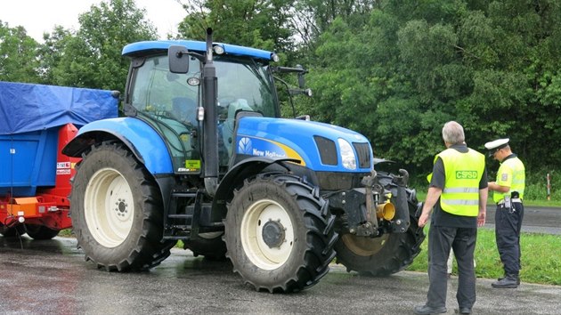 Policist tak kontrolovali technick stav traktor. (9. ervence 2014)