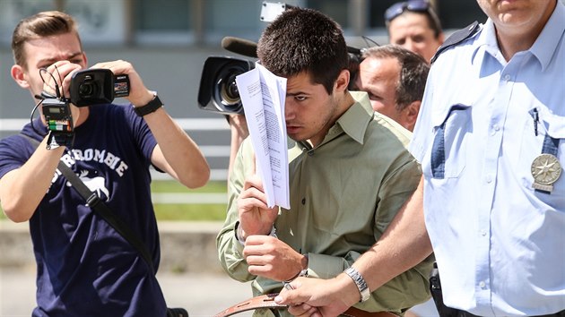 Druh z ostravskch student, kte jsou obvinni z brutlnho napaden zpvka Michala Hrzy. (19. ervence 2014)