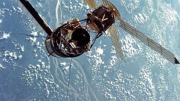 Orbitln stanice Skylab na obn drze kolem Zem s pipojenm astronomickm teleskopem (vpravo nahoe). Vidt je tak pouze jeden rozmrn panel slunench bateri, druh se toti neastnou nhodou odtrhl bhem vzletu ze Zem.