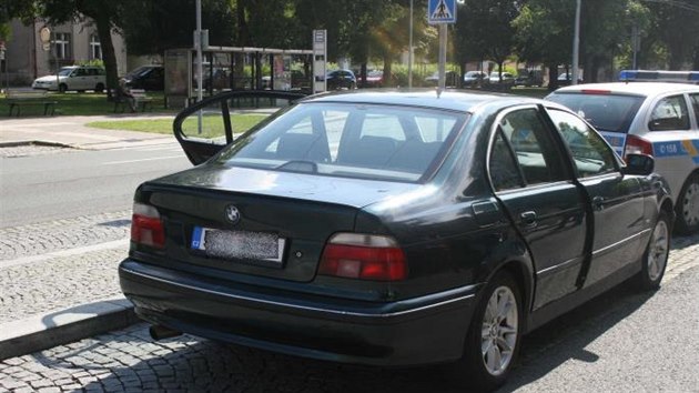 Pachatele dopadli policist u hbitova v hradeckch Kuklench. Ve voze BMW nalezli a zajistili st lupu. (15. 7. 2014)