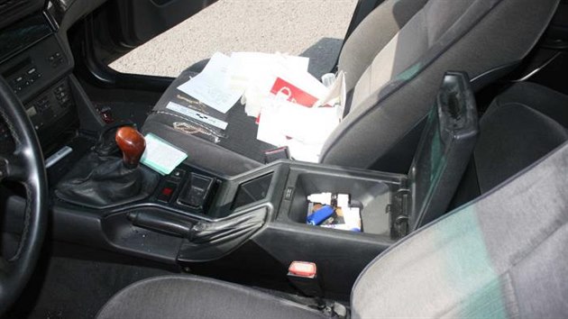 Ve voze BMW policist nalezli st lupu od pachatele, kter strhval enm z krku etzky. (15. 7. 2014)