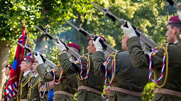 estn salva bhem rozlouen s destnkem Janem enkem v Hradci Krlov. (18. 7. 2014)