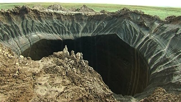 Vdci zkoumaj ob krter, kter se zhadn objevil na poloostrov Jamal na severozpad Sibie v Rusku. (17. ervence 2014)