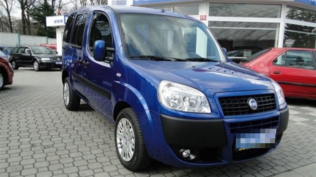 Poheovan taxik jezd tmto automobilem znaky Fiat Doblo.