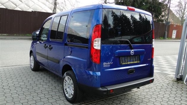 Poheovan taxik jezd tmto automobilem znaky Fiat Doblo.