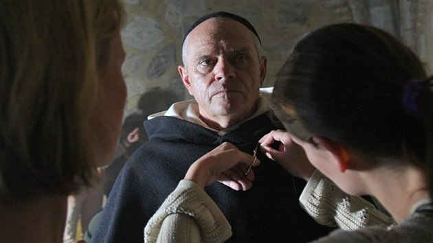 Milan Kako ve filmu hraje postavu Otce, kter je Husovi nablzku v jeho nejt잚ch chvlch.