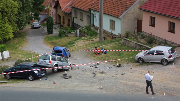 Kurizn nehoda se stala ve tvrtek 10. ervence ve Vininch umicch na Brnnsku. Auto jedouc z kopce tam vletlo do tech zaparkovanch aut a znan je pokodilo.