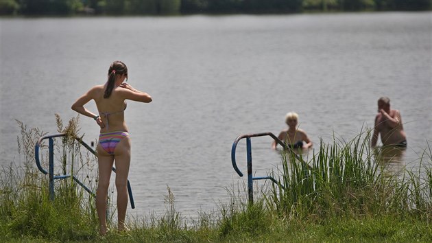 Do Pvovskho rybnka se kvli kvalit vody odv mlokdo.