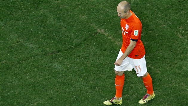 SMUTN ODCHOD ZE HIT. Arjen Robben u v, e Nizozemsko do finle mistrovstv svta nepostoup.