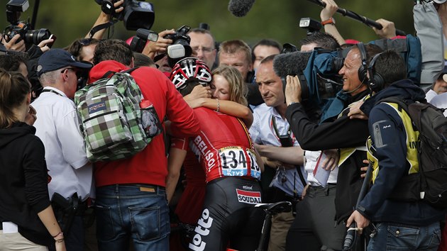 NOV LDR. Francouzsk cyklista Tony Gallopin v centru zjmu pot, co v devt etap Tour de France vybojoval lut dres.    