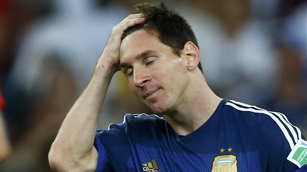 ZLAT SEN JE PRY. Argentinec Lionel Messi po prohranm finle. 