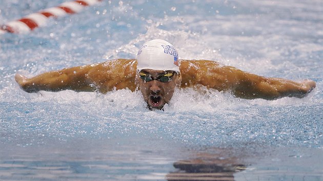Michael Phelps na mtinku v Athens na trati 100 metr motlek. 