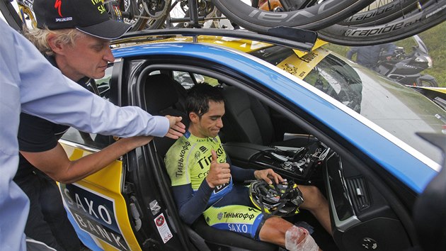 PALEC NAHORU, ALE... Alberto Contador po pdu v dest etap Tour de France vzdv slavn zvod a zrann used do tmovho auta. 