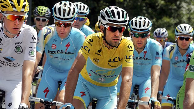 LDR A JEHO OCHRANKA. Vincenzo Nibali a dal lenov stje Astana v jedenct etap Tour de France. 